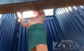 Спалилась голой в пляжной кабинке